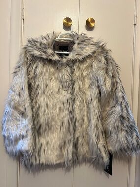Luxurious Collared Faux Fur Coat in White & Gray